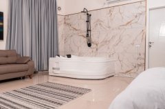 רון וילאג בוטיק 23